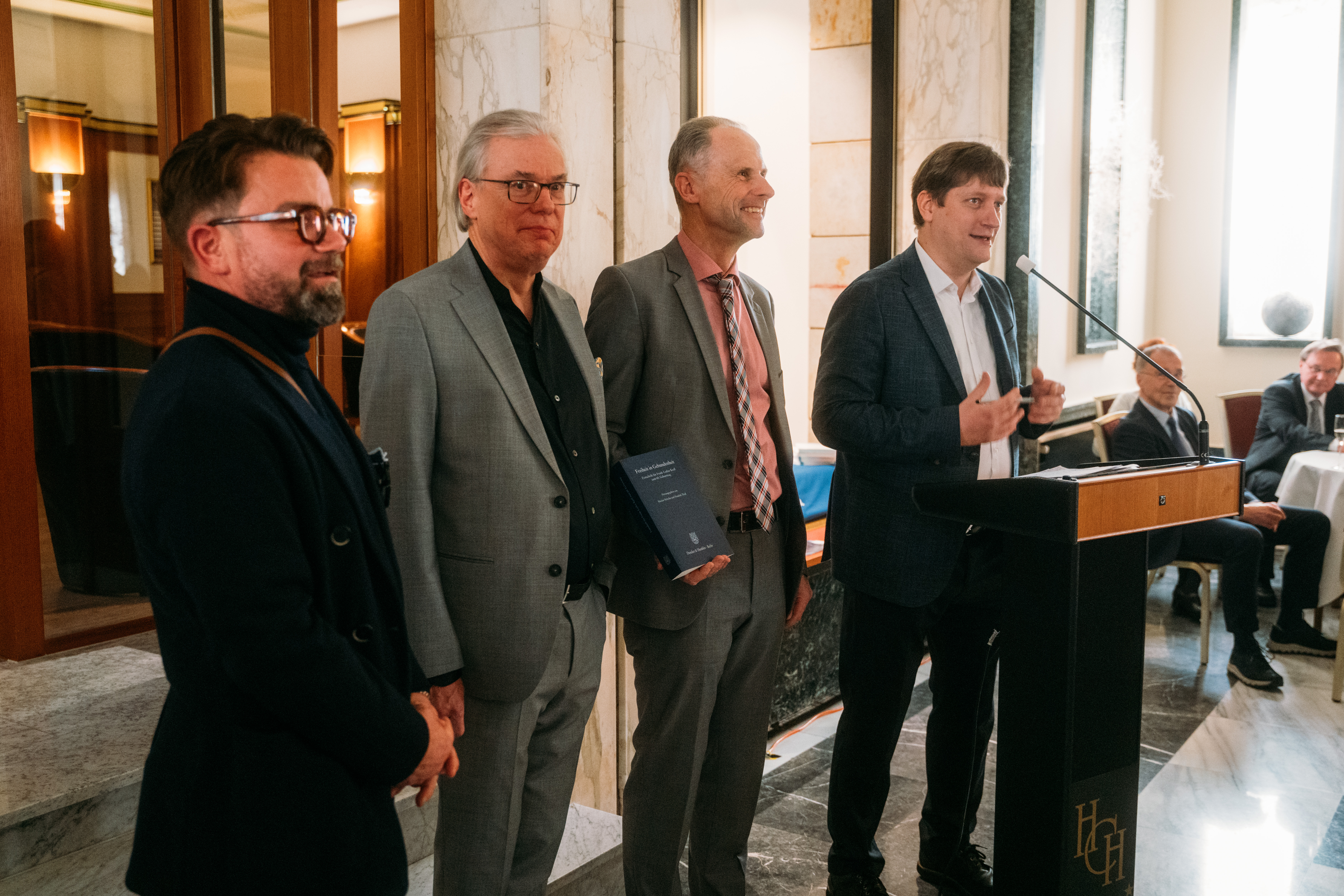 Prof. Nebelin übergibt Prof. Kroll die Geburtstags-Festschrift. V.l.n.r.: Dr. Florian Simon, Verlag Duncker & Humblot, Prof. Frank-Lothar Kroll, Dr. Hendrik Thoß, Prof. Marian Nebelin.
